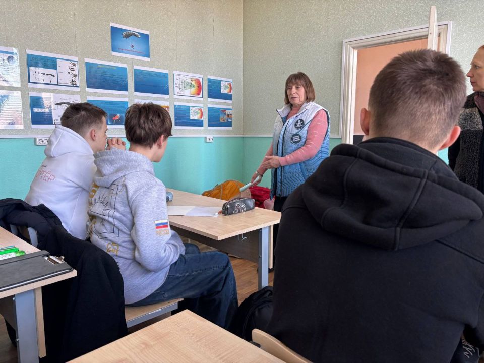 Юнармейцы знакомятся с азами парашютного спорта Юнармейцы знакомятся с азами парашютного спорта