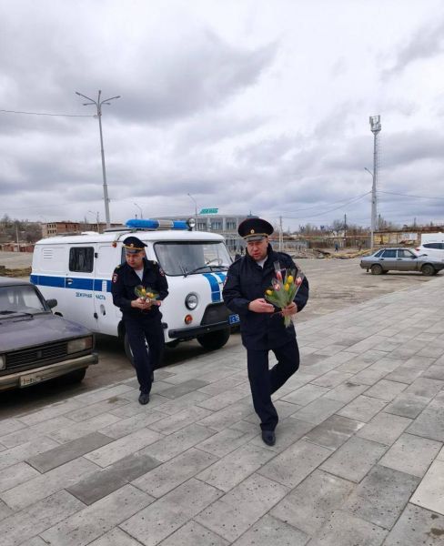 Весенний сюрприз от донецких транспортных полицейских к 8 Марта Весенний сюрприз от донецких транспортных полицейских к 8 Марта