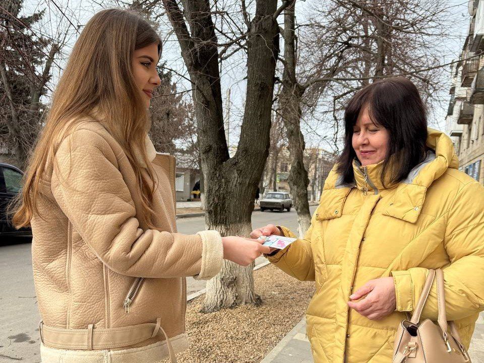 В Амвросиевке прошла поздравительная акция к 8 марта В Амвросиевке прошла поздравительная акция к 8 марта