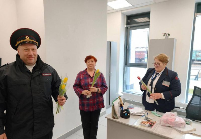 Весенний сюрприз от донецких транспортных полицейских к 8 Марта Весенний сюрприз от донецких транспортных полицейских к 8 Марта