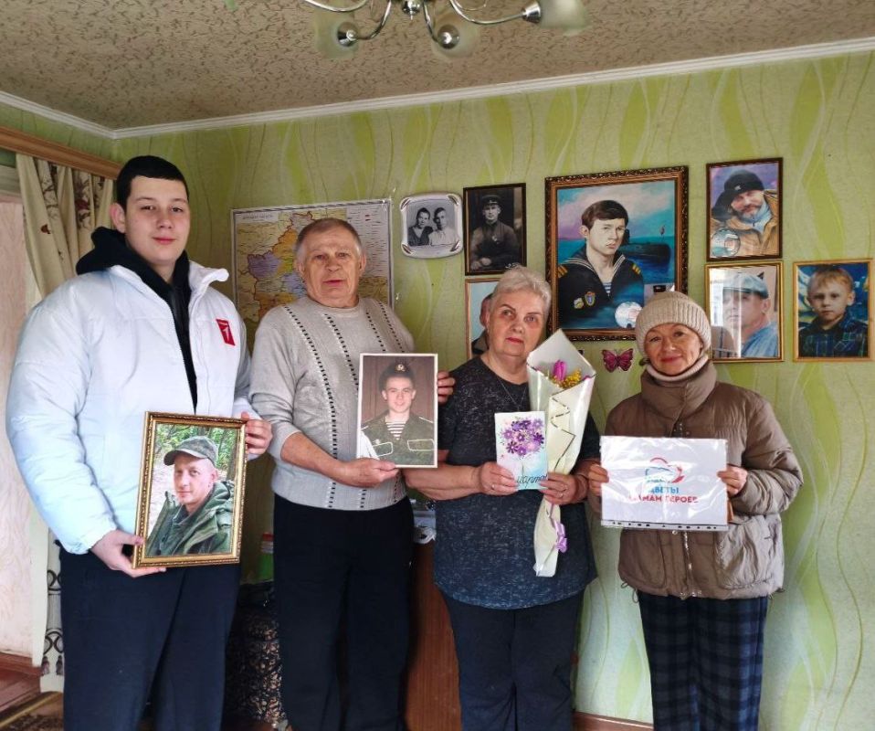 Акция "Цветы мамам Героев" в Торезе Акция "Цветы мамам Героев" в Торезе