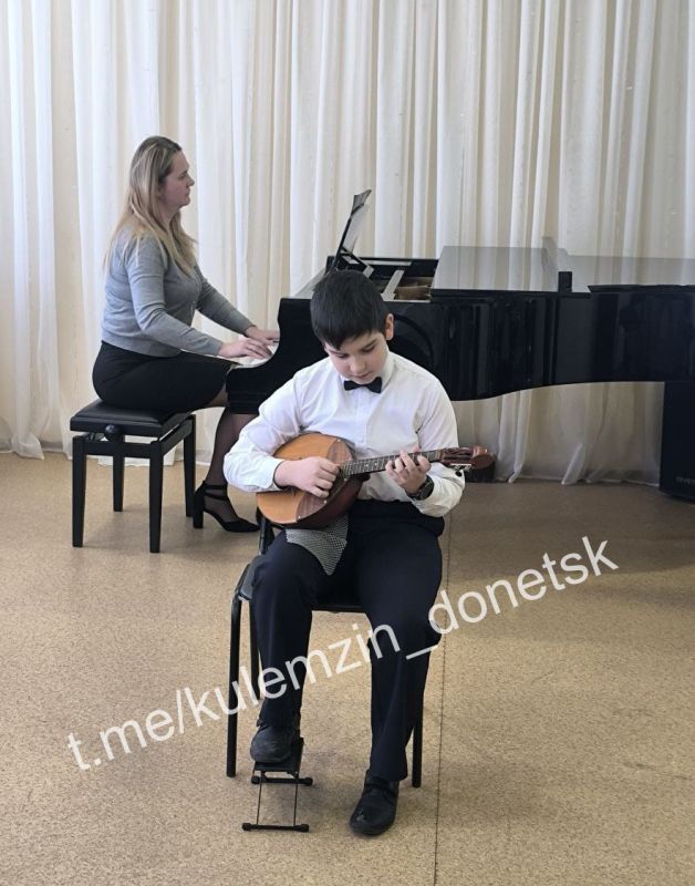 В Детской школе искусств №4 в рамках проекта «Культура малой родины» партии «Единая Россия» состоялся общешкольный концерт к Международному женскому дню «Украшен мир весеннею улыбкой!» В Детской школе искусств №4 в рамках проекта «Культура малой родины» партии «Единая Россия» состоялся общешкольный концерт к Международному женскому дню «Украшен мир весеннею улыбкой!»