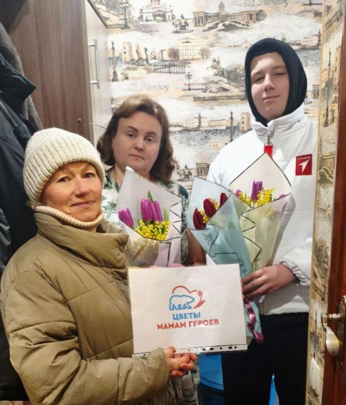 Акция "Цветы мамам Героев" в Торезе Акция "Цветы мамам Героев" в Торезе