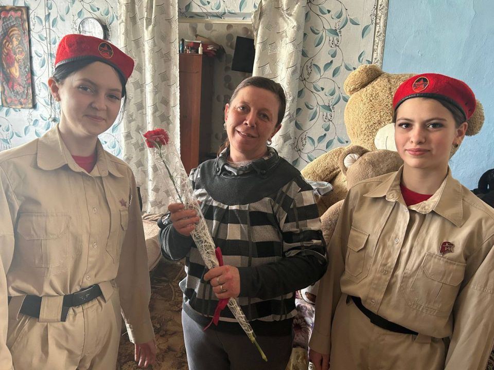 В канун Международного женского дня юнармейцы ВПК "Патриот" ГБОУ "Михайловская школа Тельмановского м. о." поздравили жён и мам наших защитников В канун Международного женского дня юнармейцы ВПК "Патриот" ГБОУ "Михайловская школа Тельмановского м. о." поздравили жён и мам наших защитников