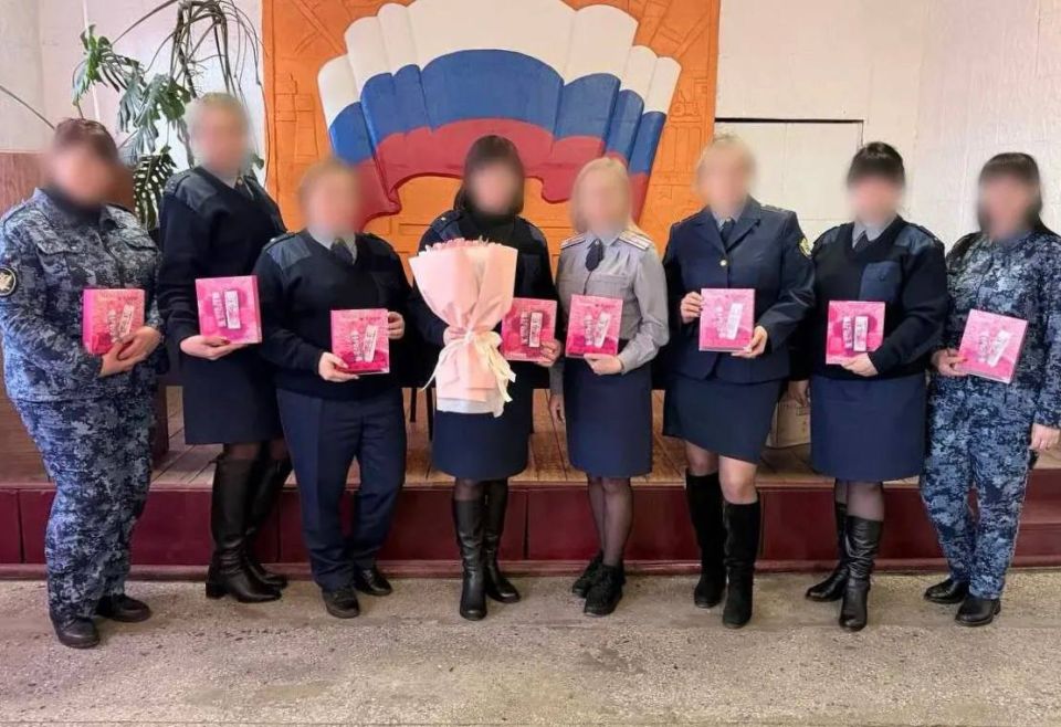 Сотрудниц ГУФСИН России по ДНР поздравили с 8 Марта