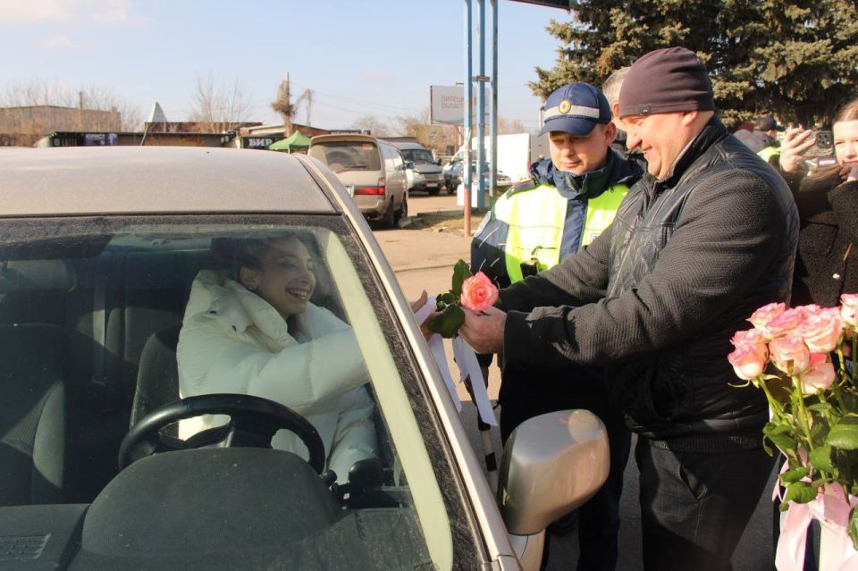 Оживленный перекресток, поток спешащего транспорта, патрульная машина с включенной мигалкой Оживленный перекресток, поток спешащего транспорта, патрульная машина с включенной мигалкой