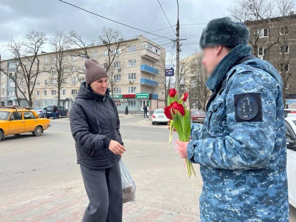 Личный состав ИК-13 поздравил жительниц Мариуполя с 8 Марта Личный состав ИК-13 поздравил жительниц Мариуполя с 8 Марта