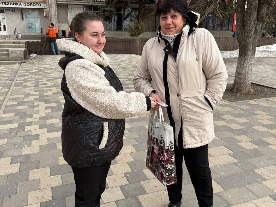 В Амвросиевке прошла поздравительная акция к 8 марта В Амвросиевке прошла поздравительная акция к 8 марта