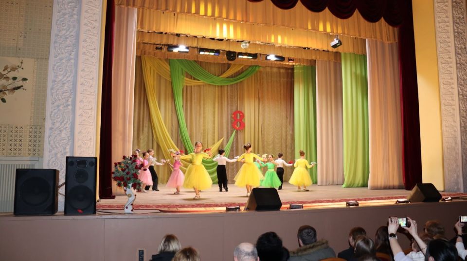 В Макеевке отметили 8 Марта в Дворце культуры им. В. Г. Кирсановой В Макеевке отметили 8 Марта в Дворце культуры им. В. Г. Кирсановой