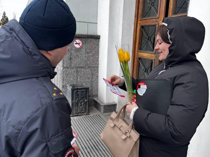 Весенний сюрприз от донецких транспортных полицейских к 8 Марта Весенний сюрприз от донецких транспортных полицейских к 8 Марта