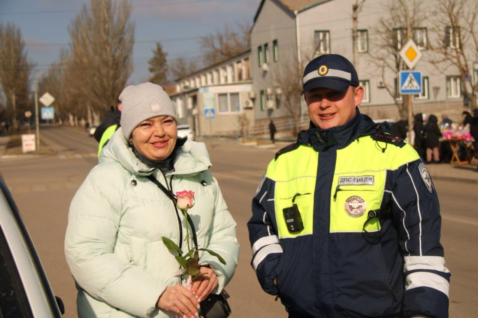 Оживленный перекресток, поток спешащего транспорта, патрульная машина с включенной мигалкой Оживленный перекресток, поток спешащего транспорта, патрульная машина с включенной мигалкой