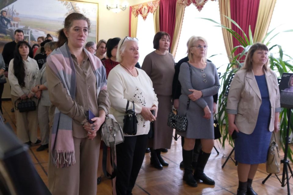 Екатерина Мартьянова: Вчера мы провели трогательную акцию «Цветы мамам Героев» от Женского движения «Единой России» Екатерина Мартьянова: Вчера мы провели трогательную акцию «Цветы мамам Героев» от Женского движения «Единой России»