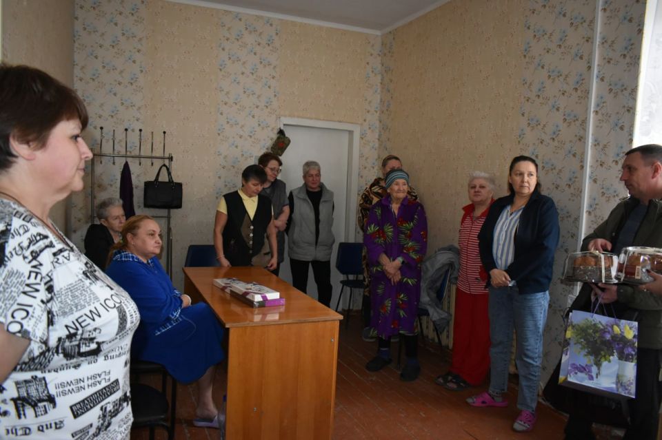В преддверии Международного женского дня 8 марта представители администрации Амвросиевского муниципального округа посетили пункт временного размещения граждан В преддверии Международного женского дня 8 марта представители администрации Амвросиевского муниципального округа посетили пункт временного размещения граждан