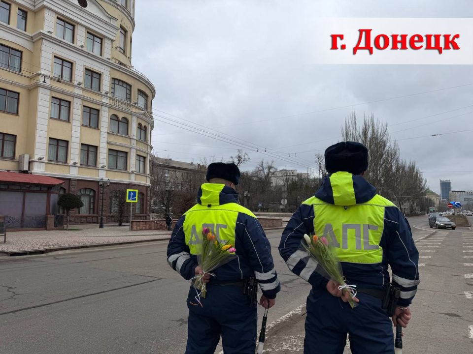 8 В преддверии Международного женского дня 8 Марта Госавтоинспекция традиционно проводит акцию "Цветы для автоледи" 8 В преддверии Международного женского дня 8 Марта Госавтоинспекция традиционно проводит акцию "Цветы для автоледи"