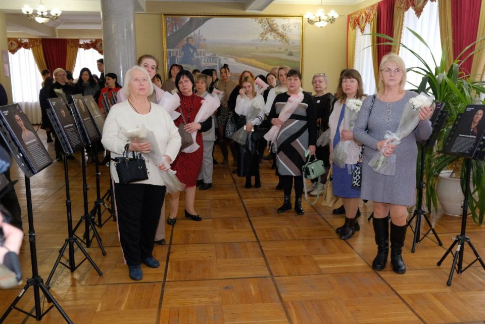 Екатерина Мартьянова: Вчера мы провели трогательную акцию «Цветы мамам Героев» от Женского движения «Единой России» Екатерина Мартьянова: Вчера мы провели трогательную акцию «Цветы мамам Героев» от Женского движения «Единой России»