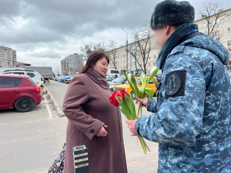 Личный состав ИК-13 поздравил жительниц Мариуполя с 8 Марта Личный состав ИК-13 поздравил жительниц Мариуполя с 8 Марта
