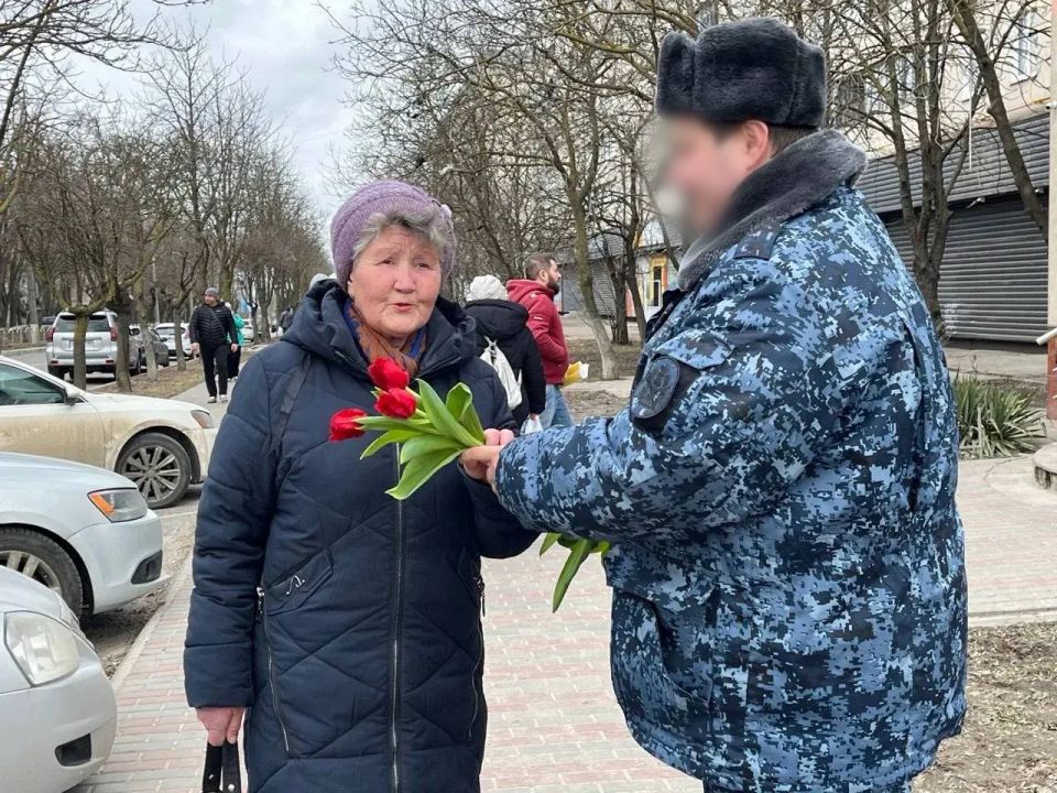 Личный состав ИК-13 поздравил жительниц Мариуполя с 8 Марта Личный состав ИК-13 поздравил жительниц Мариуполя с 8 Марта