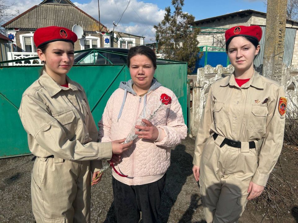 В канун Международного женского дня юнармейцы ВПК "Патриот" ГБОУ "Михайловская школа Тельмановского м. о." поздравили жён и мам наших защитников В канун Международного женского дня юнармейцы ВПК "Патриот" ГБОУ "Михайловская школа Тельмановского м. о." поздравили жён и мам наших защитников