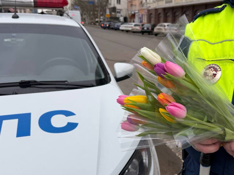 8 В преддверии Международного женского дня 8 Марта Госавтоинспекция традиционно проводит акцию "Цветы для автоледи" 8 В преддверии Международного женского дня 8 Марта Госавтоинспекция традиционно проводит акцию "Цветы для автоледи"