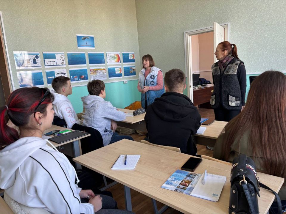 Юнармейцы знакомятся с азами парашютного спорта Юнармейцы знакомятся с азами парашютного спорта