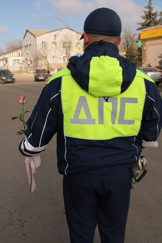 Оживленный перекресток, поток спешащего транспорта, патрульная машина с включенной мигалкой Оживленный перекресток, поток спешащего транспорта, патрульная машина с включенной мигалкой