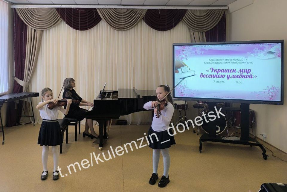В Детской школе искусств №4 в рамках проекта «Культура малой родины» партии «Единая Россия» состоялся общешкольный концерт к Международному женскому дню «Украшен мир весеннею улыбкой!» В Детской школе искусств №4 в рамках проекта «Культура малой родины» партии «Единая Россия» состоялся общешкольный концерт к Международному женскому дню «Украшен мир весеннею улыбкой!»