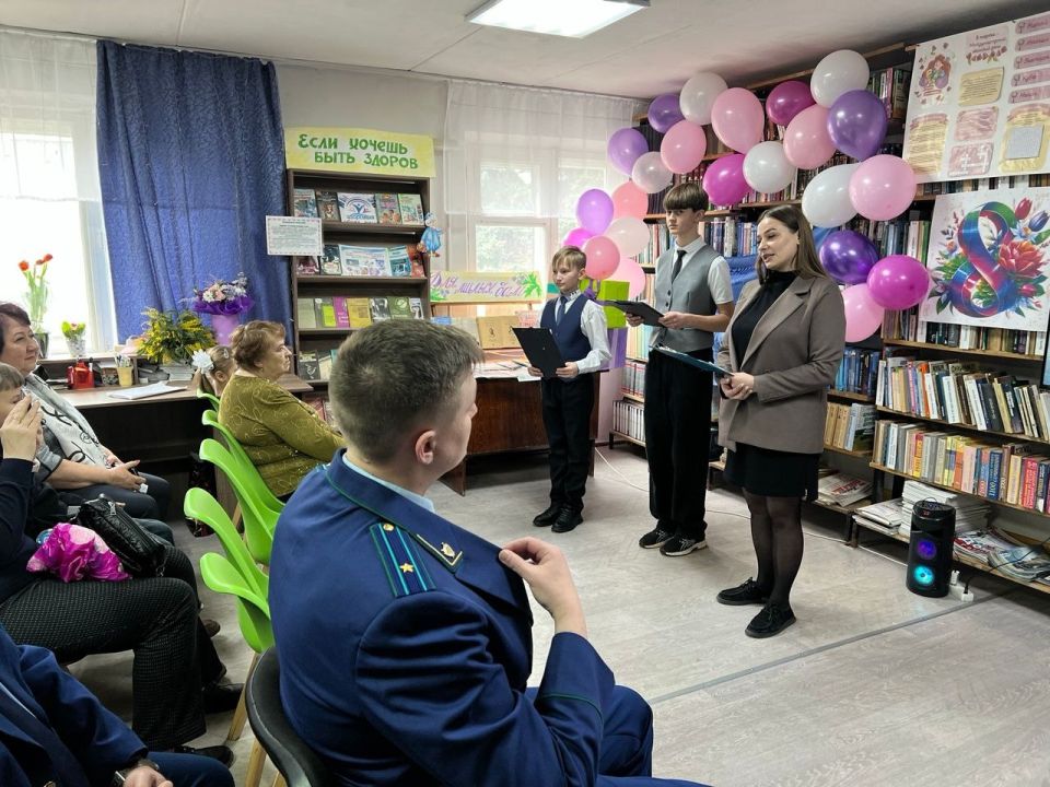 В преддверии 8 Марта в библиотеке-филиале №3 г. Шахтерска, состоялась встреча участниц женского клуба «Девчата», матерей, жен и вдов наших героев — участников боевых действий и СВО В преддверии 8 Марта в библиотеке-филиале №3 г. Шахтерска, состоялась встреча участниц женского клуба «Девчата», матерей, жен и вдов наших героев — участников боевых действий и СВО