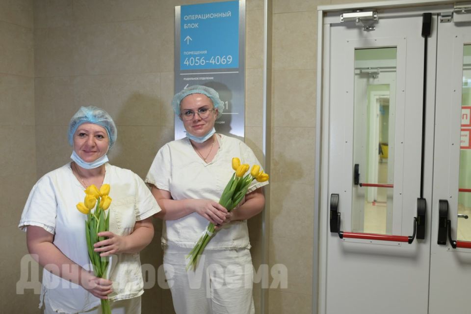 Рождаемость растет: медики и роженицы перинатального центра принимают поздравления с Женским днем Рождаемость растет: медики и роженицы перинатального центра принимают поздравления с Женским днем