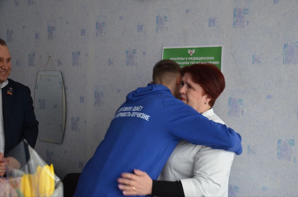 В преддверии 8 Марта Председатель Торезского городского совета Александр Казмерчук совместно с активистами Торезского штаба МГЕР поздравили женщин нашего округа, чья энергия и труд делают жизнь в округе лучше В преддверии 8 Марта Председатель Торезского городского совета Александр Казмерчук совместно с активистами Торезского штаба МГЕР поздравили женщин нашего округа, чья энергия и труд делают жизнь в округе лучше