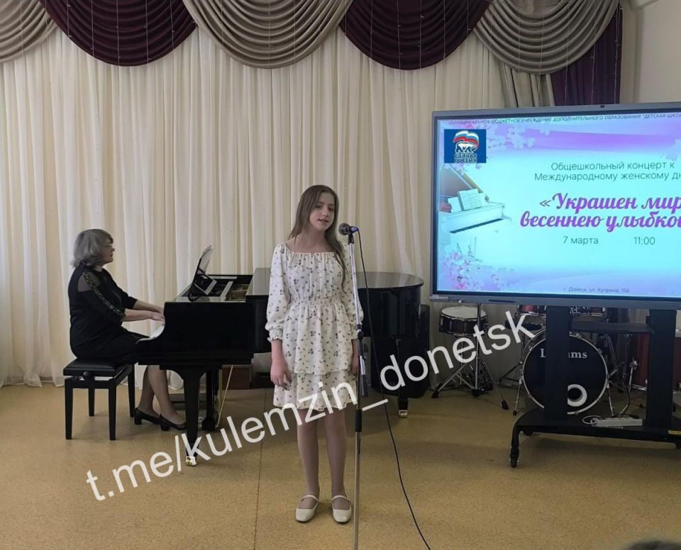 В Детской школе искусств №4 в рамках проекта «Культура малой родины» партии «Единая Россия» состоялся общешкольный концерт к Международному женскому дню «Украшен мир весеннею улыбкой!» В Детской школе искусств №4 в рамках проекта «Культура малой родины» партии «Единая Россия» состоялся общешкольный концерт к Международному женскому дню «Украшен мир весеннею улыбкой!»