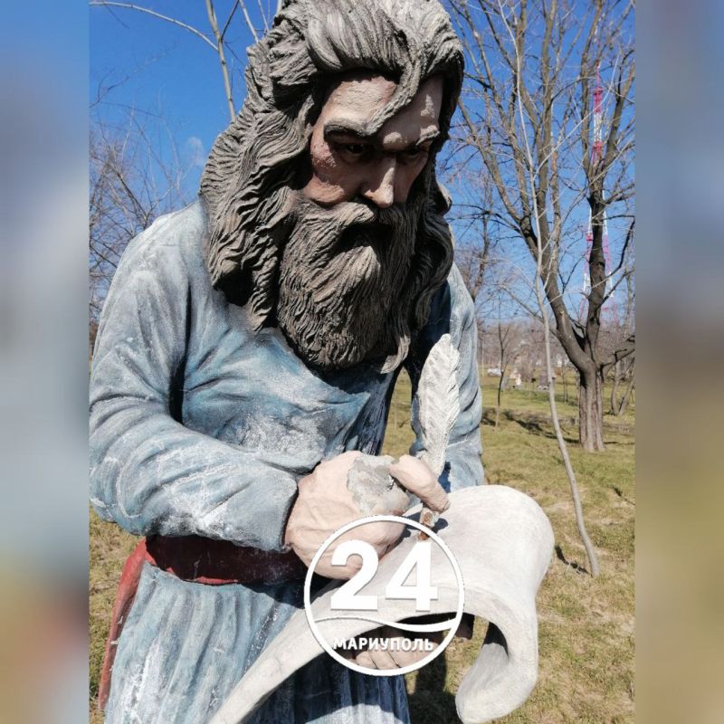 Отбитые носы, спиленные копья, обломанные мечи - вандалы разрушают скульптуры на "Тропе сказок" в Приморском парке Мариуполя Отбитые носы, спиленные копья, обломанные мечи - вандалы разрушают скульптуры на "Тропе сказок" в Приморском парке Мариуполя