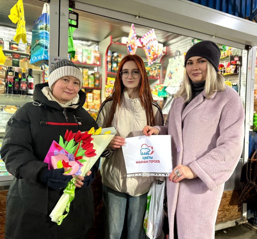 Акция "Цветы мамам Героев" в Торезе Акция "Цветы мамам Героев" в Торезе