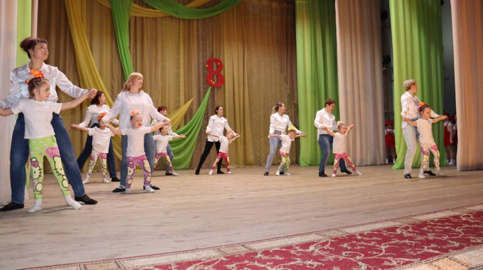 В Макеевке отметили 8 Марта в Дворце культуры им. В. Г. Кирсановой В Макеевке отметили 8 Марта в Дворце культуры им. В. Г. Кирсановой