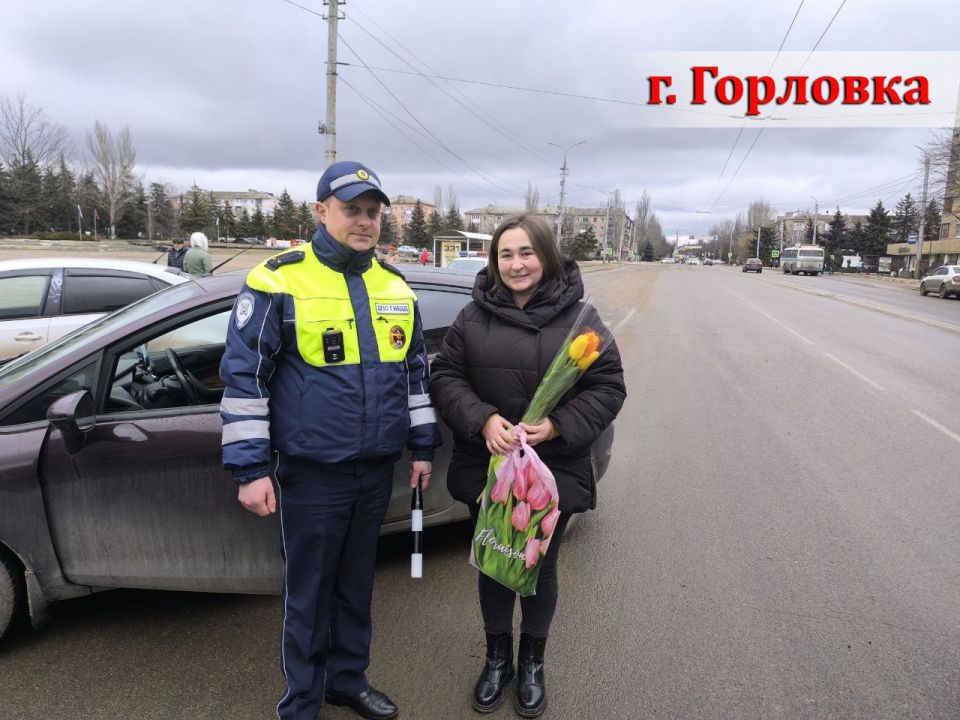 8 В преддверии Международного женского дня 8 Марта Госавтоинспекция традиционно проводит акцию "Цветы для автоледи"