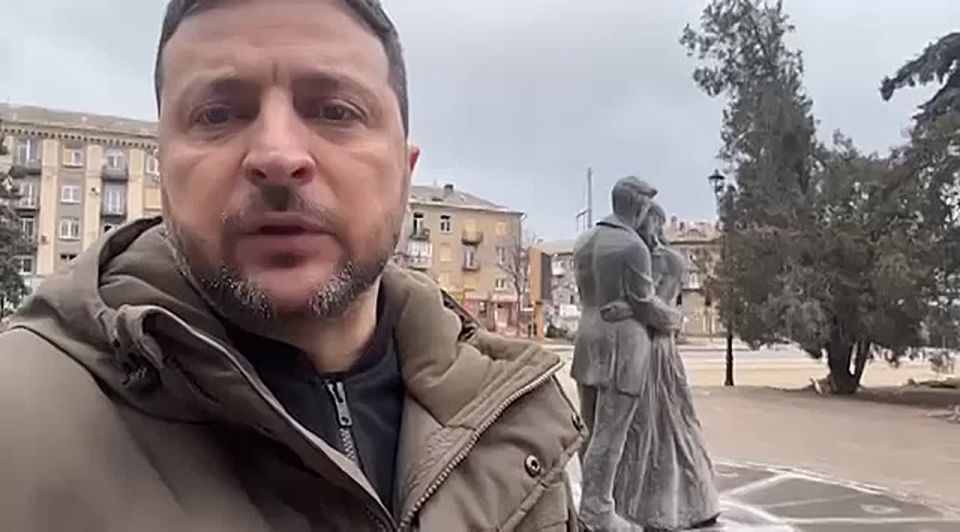 Дмитрий Стешин: Зеленский в Славянске. Центр города выглядит хуже, чем при Стрелкове:) "Цэковские" дома, "золотая миля" Славянска, выглядит как заброшка в Припяти