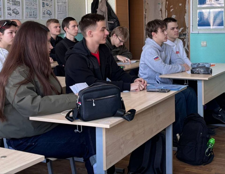 Юнармейцы знакомятся с азами парашютного спорта Юнармейцы знакомятся с азами парашютного спорта