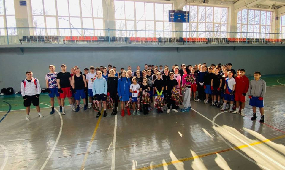 Сегодня в Харцызском спортивном комплексе «Трубник» состоялась очередная совместная тренировка сборных Донецкой Народной Республики по боксу юношей 2010-2011 гг.р., и юниоров 2008-2009 гг.р. Уже традиционно к нам в гости... Сегодня в Харцызском спортивном комплексе «Трубник» состоялась очередная совместная тренировка сборных Донецкой Народной Республики по боксу юношей 2010-2011 гг.р., и юниоров 2008-2009 гг.р. Уже традиционно к нам в гости...