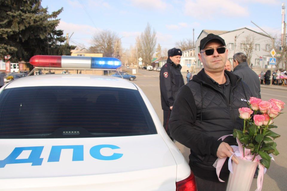 Оживленный перекресток, поток спешащего транспорта, патрульная машина с включенной мигалкой Оживленный перекресток, поток спешащего транспорта, патрульная машина с включенной мигалкой