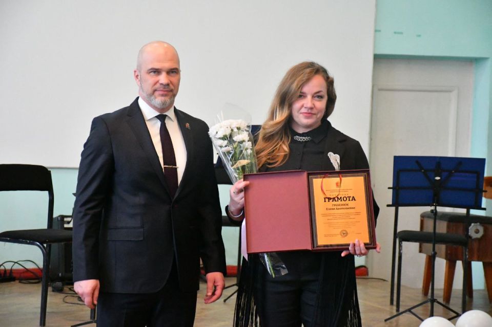 В преддверии Международного женского дня в Дебальцево состоялось торжественное мероприятие, посвященное прекрасной половине человечества, где чествовали тех, кто своим трудом и талантом вносит неоценимый вклад в развитие... В преддверии Международного женского дня в Дебальцево состоялось торжественное мероприятие, посвященное прекрасной половине человечества, где чествовали тех, кто своим трудом и талантом вносит неоценимый вклад в развитие...