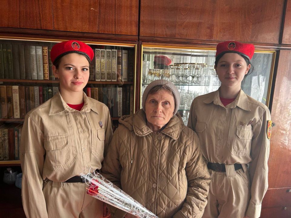 В канун Международного женского дня юнармейцы ВПК "Патриот" ГБОУ "Михайловская школа Тельмановского м. о." поздравили жён и мам наших защитников В канун Международного женского дня юнармейцы ВПК "Патриот" ГБОУ "Михайловская школа Тельмановского м. о." поздравили жён и мам наших защитников