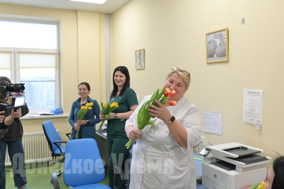 Рождаемость растет: медики и роженицы перинатального центра принимают поздравления с Женским днем Рождаемость растет: медики и роженицы перинатального центра принимают поздравления с Женским днем