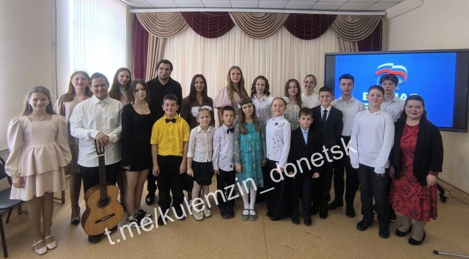 В Детской школе искусств №4 в рамках проекта «Культура малой родины» партии «Единая Россия» состоялся общешкольный концерт к Международному женскому дню «Украшен мир весеннею улыбкой!» В Детской школе искусств №4 в рамках проекта «Культура малой родины» партии «Единая Россия» состоялся общешкольный концерт к Международному женскому дню «Украшен мир весеннею улыбкой!»
