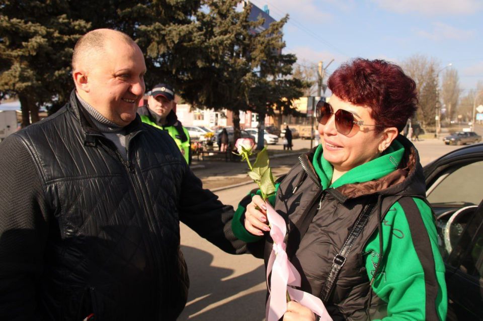 Оживленный перекресток, поток спешащего транспорта, патрульная машина с включенной мигалкой Оживленный перекресток, поток спешащего транспорта, патрульная машина с включенной мигалкой