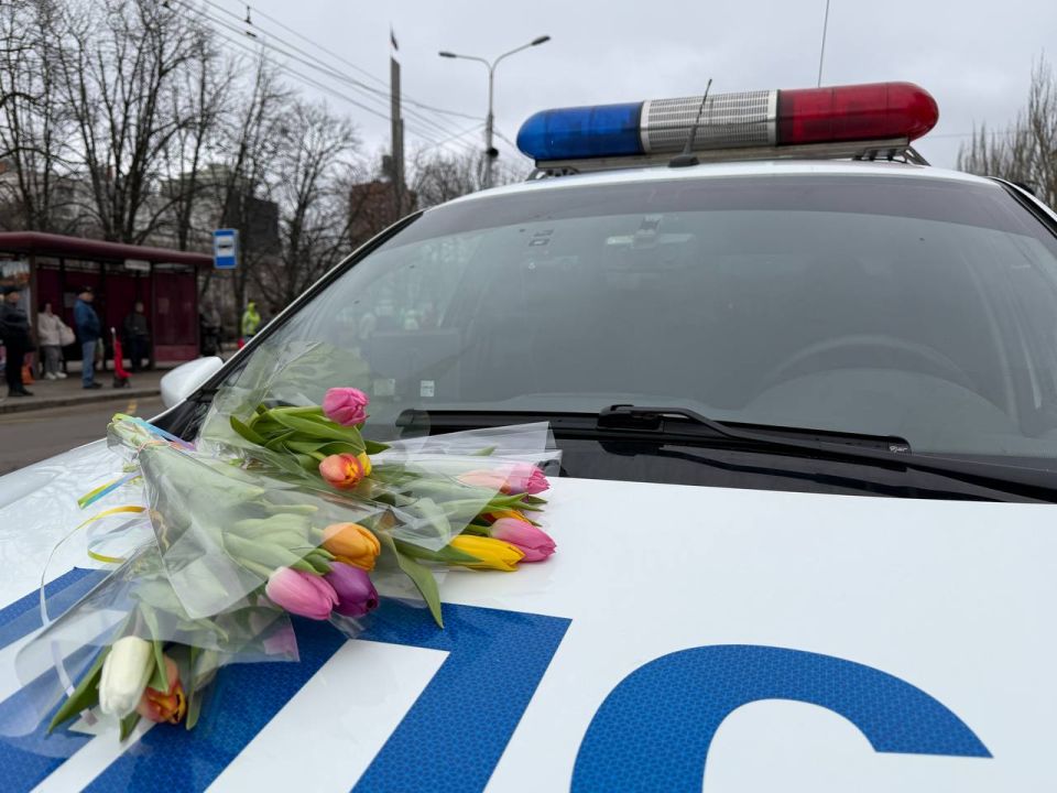 8 В преддверии Международного женского дня 8 Марта Госавтоинспекция традиционно проводит акцию "Цветы для автоледи" 8 В преддверии Международного женского дня 8 Марта Госавтоинспекция традиционно проводит акцию "Цветы для автоледи"