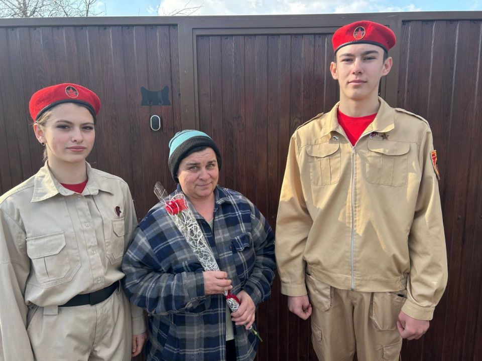 В канун Международного женского дня юнармейцы ВПК "Патриот" ГБОУ "Михайловская школа Тельмановского м. о." поздравили жён и мам наших защитников В канун Международного женского дня юнармейцы ВПК "Патриот" ГБОУ "Михайловская школа Тельмановского м. о." поздравили жён и мам наших защитников