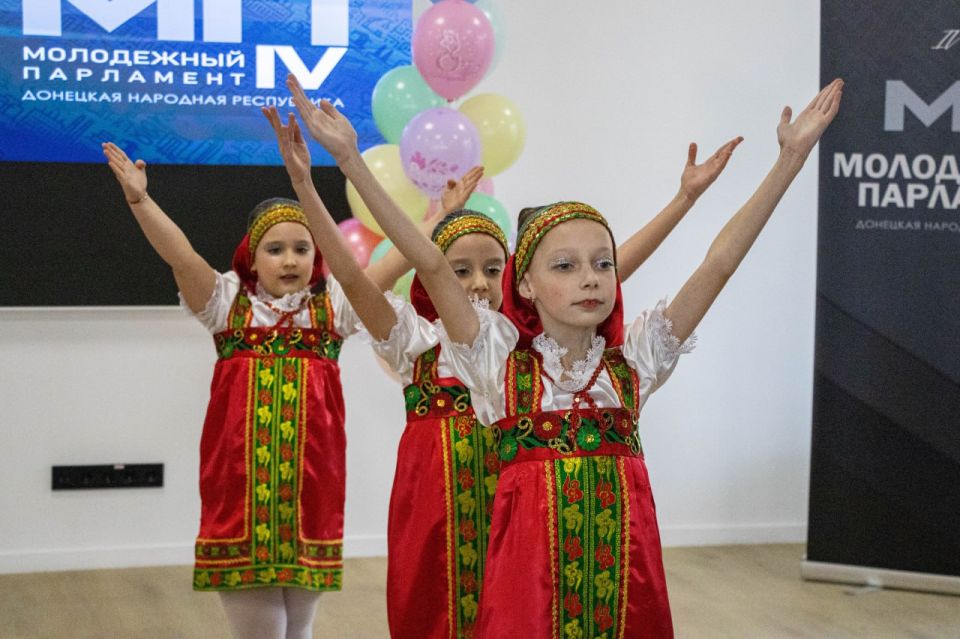 Мини-концерт для жен и матерей участников спецоперации Мини-концерт для жен и матерей участников спецоперации