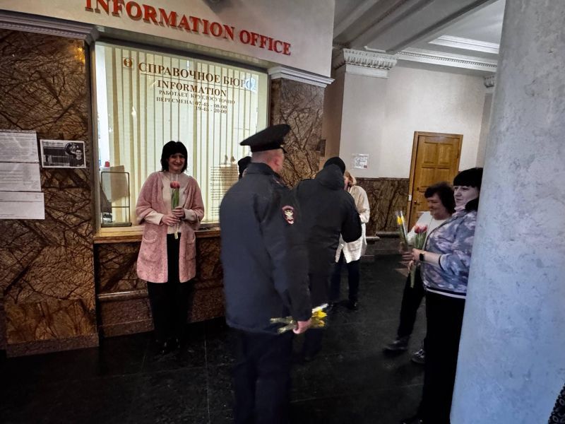 Весенний сюрприз от донецких транспортных полицейских к 8 Марта Весенний сюрприз от донецких транспортных полицейских к 8 Марта