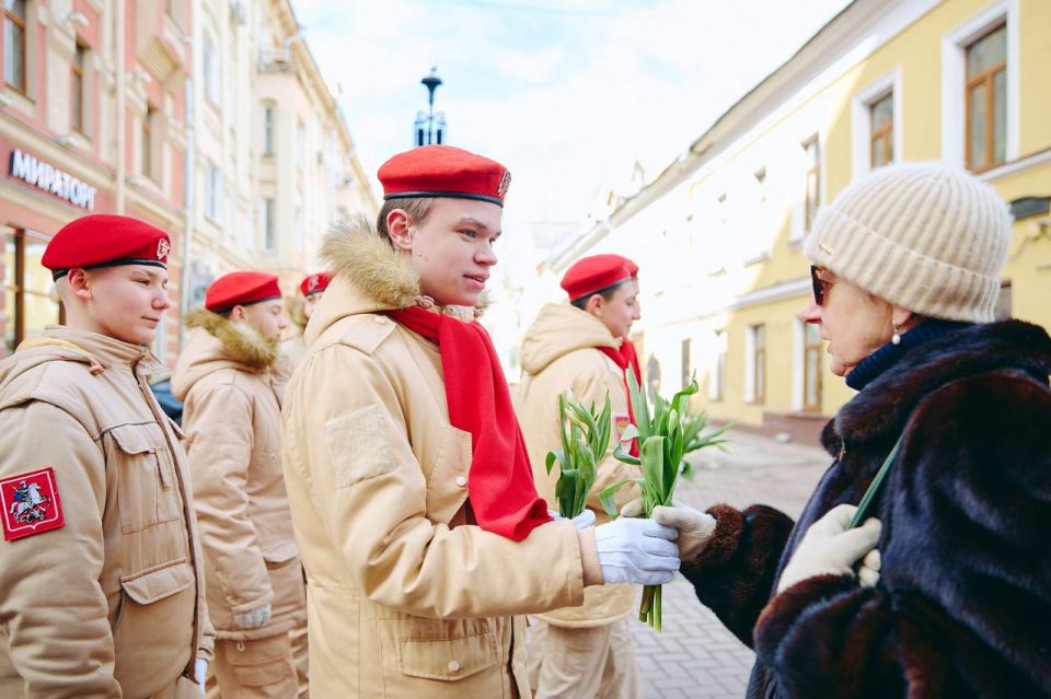 На улице Арбат в Москве Владислав Головин вместе с юнармейцами поздравили женщин с праздником На улице Арбат в Москве Владислав Головин вместе с юнармейцами поздравили женщин с праздником