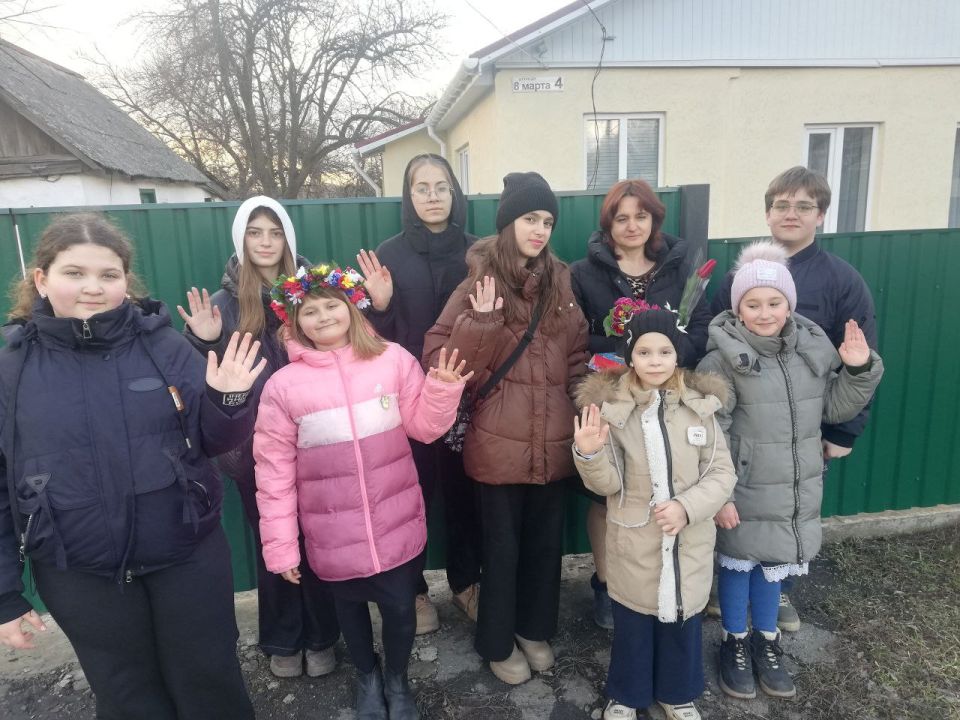 В рамках партийного проекта «Женское движение Единой России» в Молодецкой поселковой библиотеке-филиале Шахтерского м.о. прошла трогательная акция «Цветы мамам Героев», приуроченная к Международному женскому дню В рамках партийного проекта «Женское движение Единой России» в Молодецкой поселковой библиотеке-филиале Шахтерского м.о. прошла трогательная акция «Цветы мамам Героев», приуроченная к Международному женскому дню