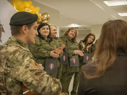 Сотрудники регионального следственного управления и активисты Народной дружины поздравили женщин-коллег с Международным женским днем Сотрудники регионального следственного управления и активисты Народной дружины поздравили женщин-коллег с Международным женским днем